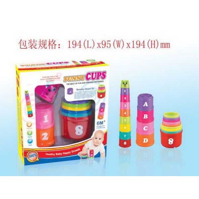 tazas apiladas bebé que apila tazas de juguete