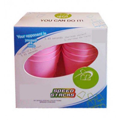 apilador bebé que apila tazas de juguete